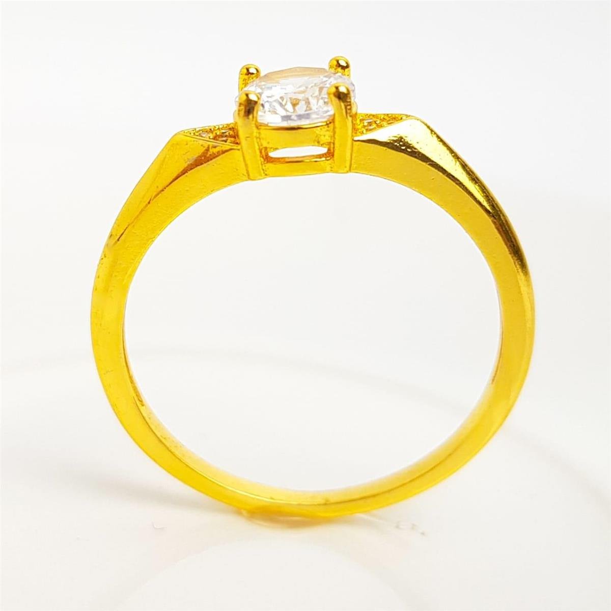 ANEL SOLITÁRIO ARO LISO ZIRCÔNIAS CRISTAIS NA LATERAL | BANHADO EM OURO 18K 