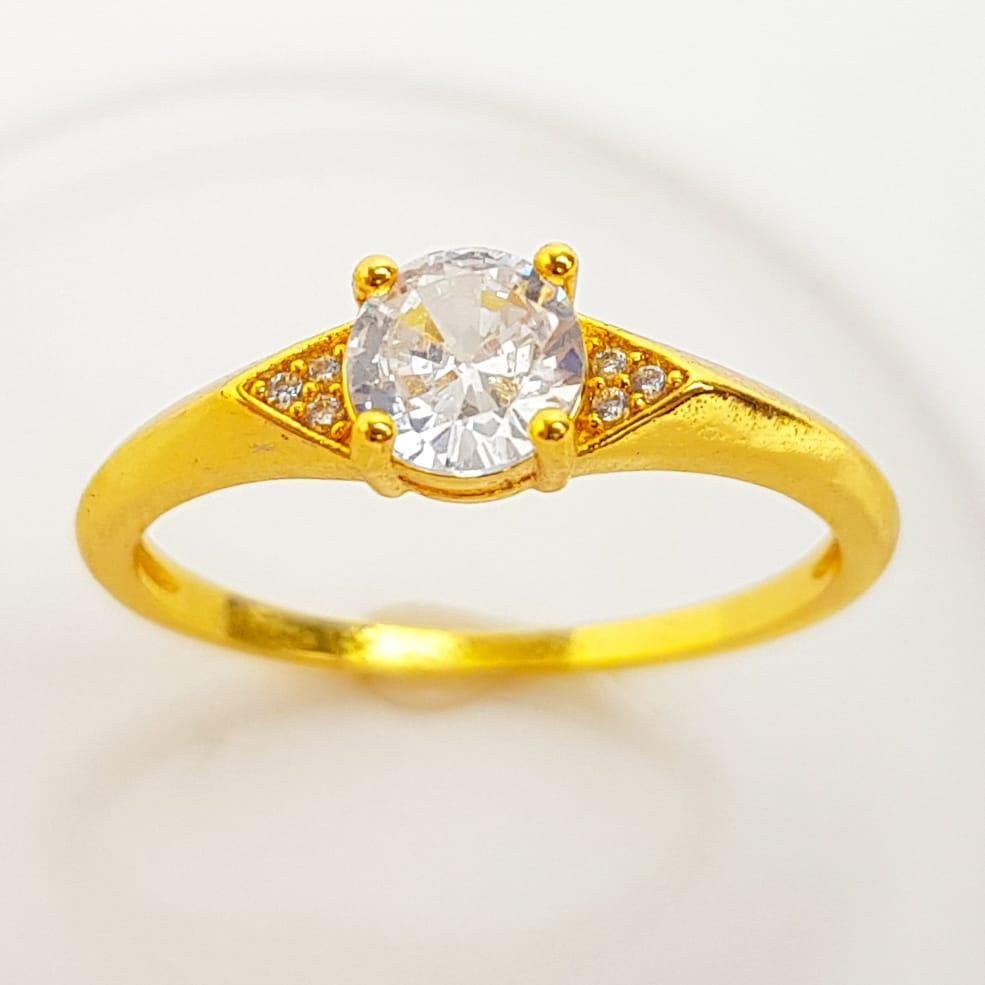 ANEL SOLITÁRIO ARO LISO ZIRCÔNIAS CRISTAIS NA LATERAL | BANHADO EM OURO 18K 