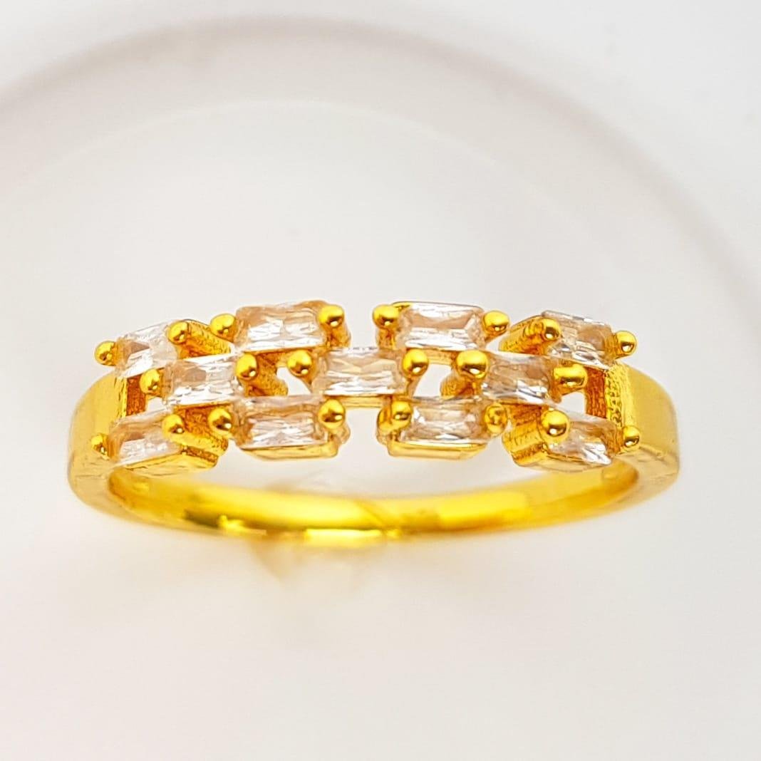 ANEL ARO LISO COM 11 BAGUETES CRISTAIS | BANHADO EM OURO 18K 