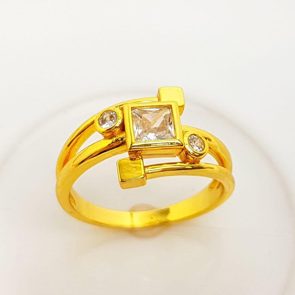 ANEL ARO TRIPLO LISO COM ZIRCÔNIA REDONDA/QUADRADA CRISTAL AO MEIO | BANHADO EM OURO 18K 