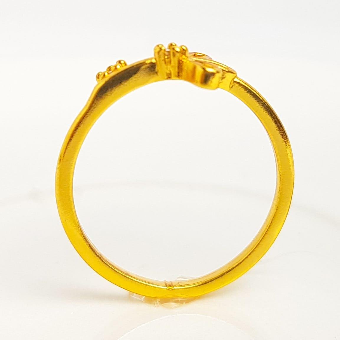 ANEL ARO LISO COM 2 ZIRCÔNIAS CRISTAIS E 3 PÉTALAS VAZADAS | BANHADO EM OURO 18K 