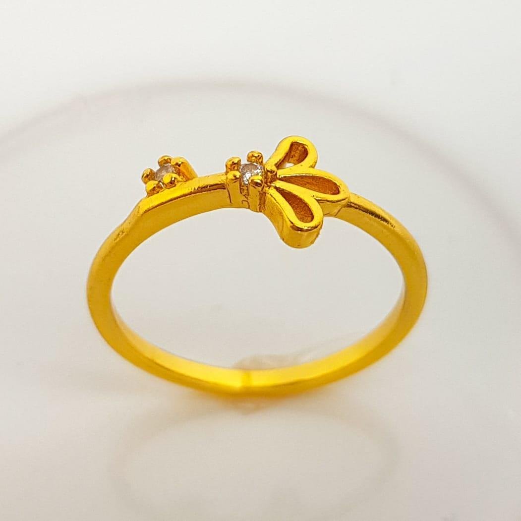 ANEL ARO LISO COM 2 ZIRCÔNIAS CRISTAIS E 3 PÉTALAS VAZADAS | BANHADO EM OURO 18K 