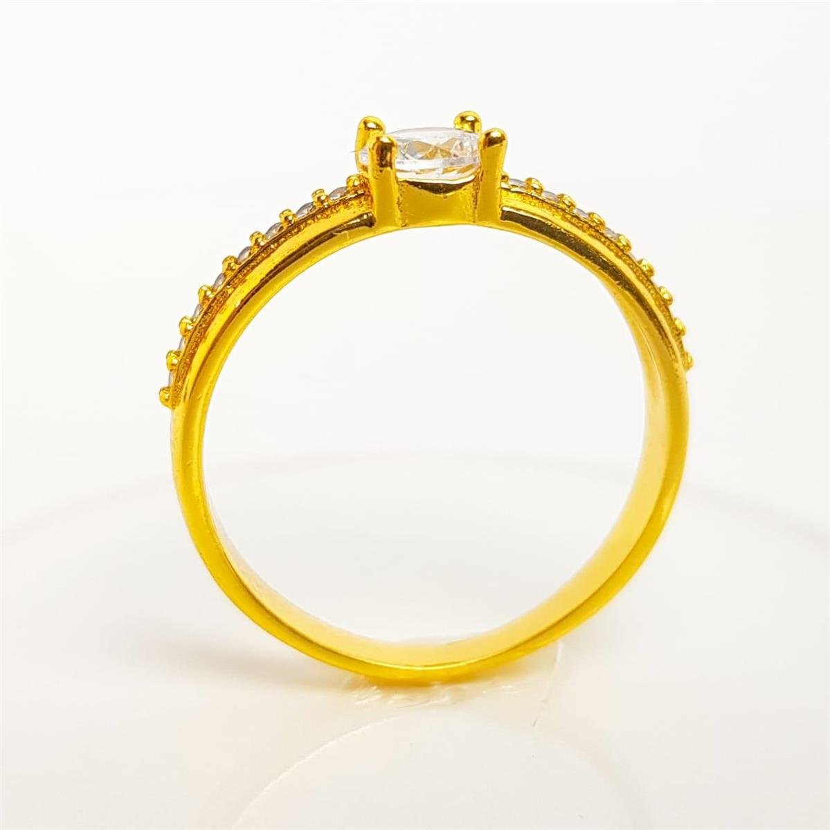 ANEL SOLITÁRIO ARO LISO COM FILETE CRAVEJADO COM ZIRCÔNIA CRISTAL | BANHADO EM OURO 18K 