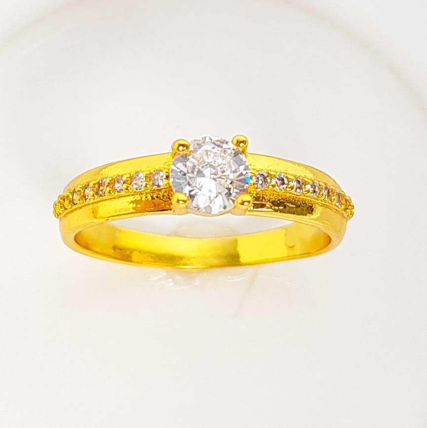 ANEL SOLITÁRIO ARO LISO COM FILETE CRAVEJADO COM ZIRCÔNIA CRISTAL | BANHADO EM OURO 18K 