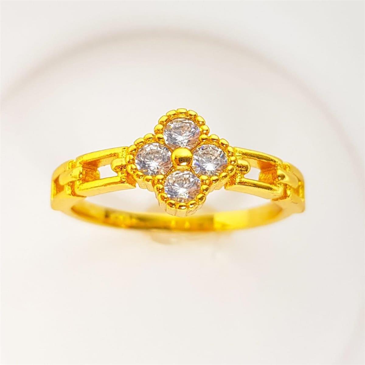 ANEL ARO EM ELOS QUADRADOS TREVO CRISTAL AO MEIO |BANHADO EM OURO 18K 