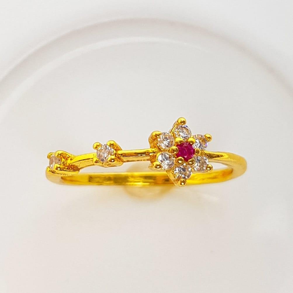 ANEL ARO LISO COM 2 ZIRCÔNIAS E UMA FLOR CRISTAL | BANHADO EM OURO 18K 