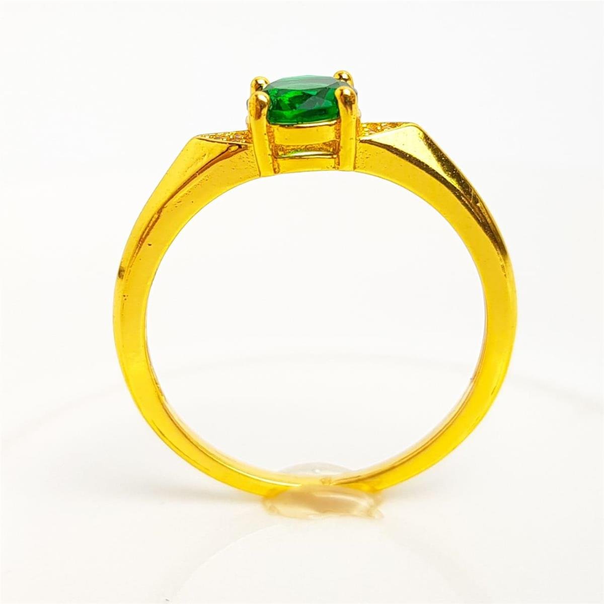 ANEL ARO LISO PEDRA VERDE ESMERALDA LATERAL CRAVEJADA| BANHADO EM OURO 18K 