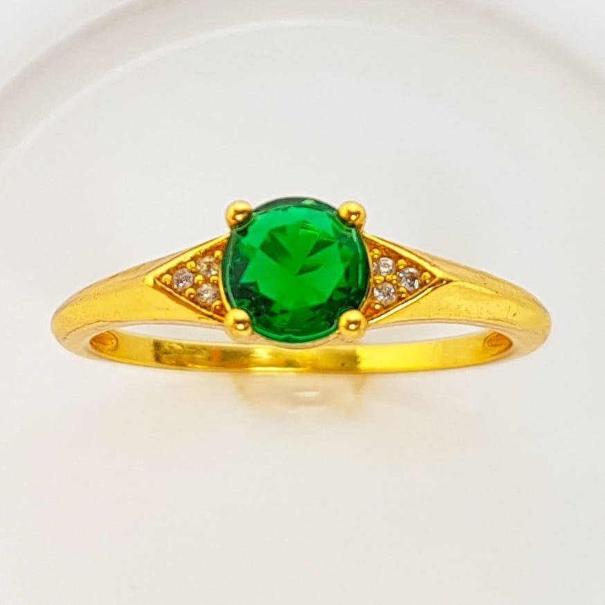 ANEL ARO LISO PEDRA VERDE ESMERALDA LATERAL CRAVEJADA| BANHADO EM OURO 18K 