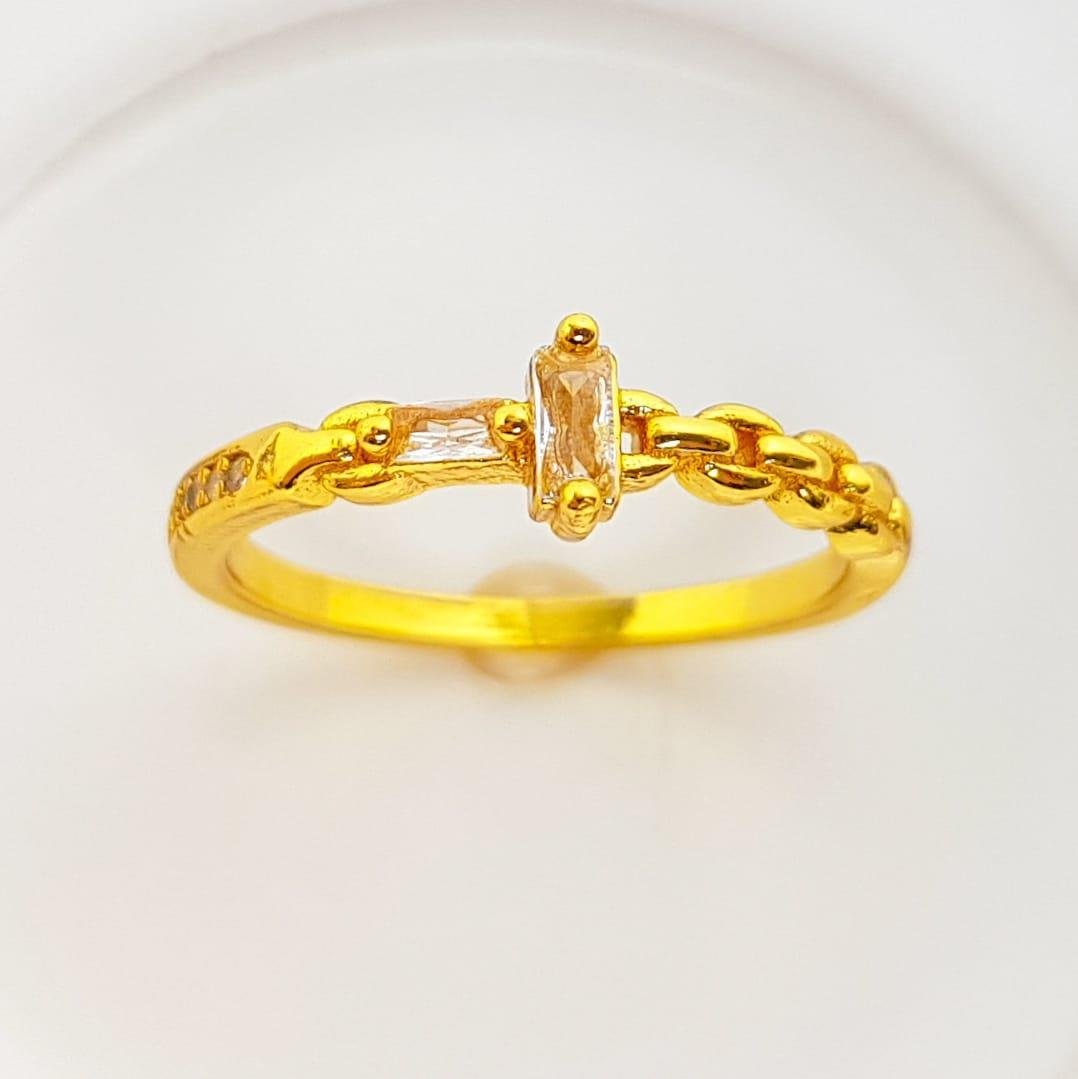 ANEL EM ELOS REDONDOS FILETE CRAVEJADO/2 BAGUETES CRISTAIS | BANHADO EM OURO 18K 