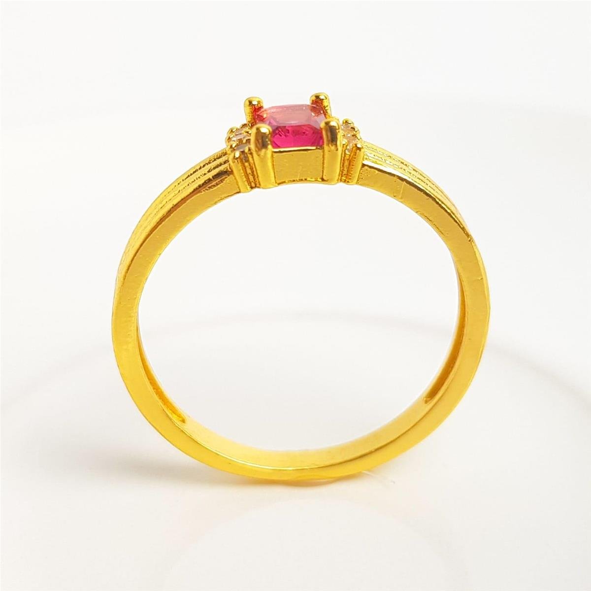 ANEL ARO EM LINHAS LISAS ZIRCÔNIA ROSA ESCURO REDOR CRAVEJADO|BANHADO EM OURO 18K 