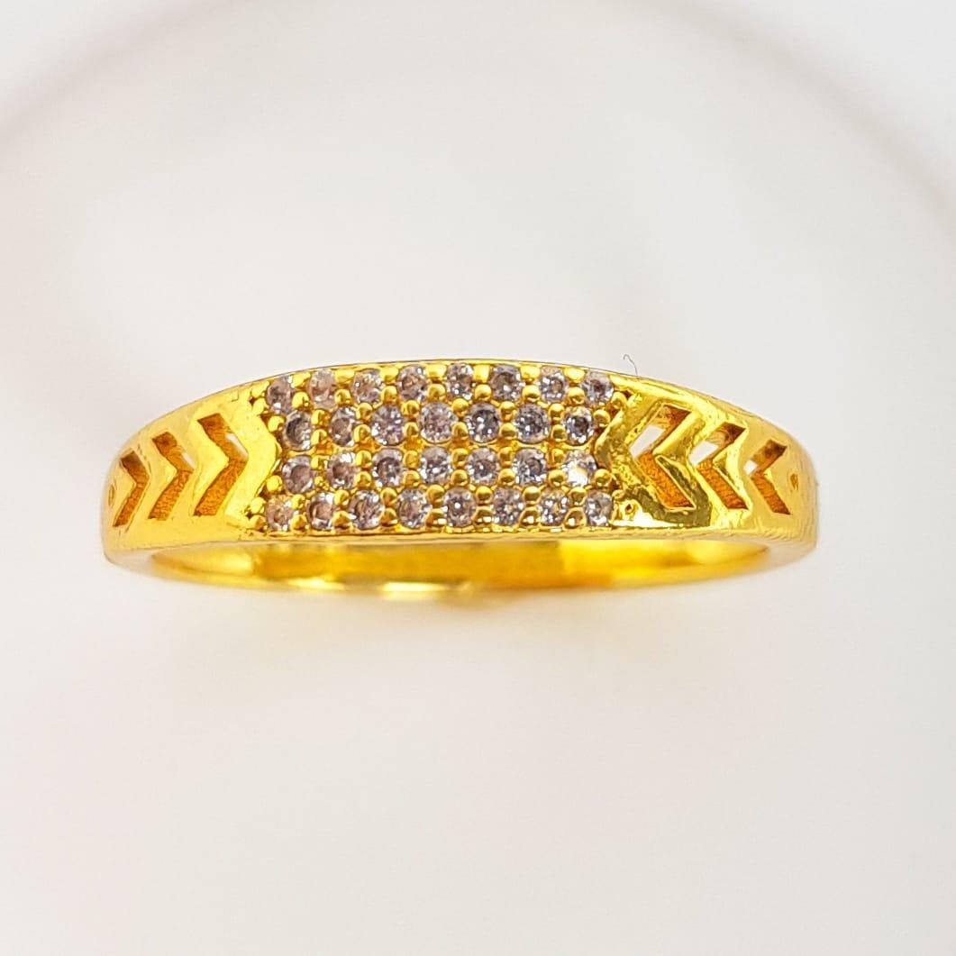 ANEL ARO EM DETALHES VAZADOS ENTREMEIO CRAVEJADO | BANHADO EM OURO 18K