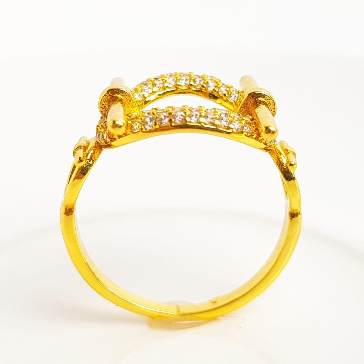 ANEL ARO EM CÍRCULO CRAVEJADO LATERAL 2 FILETES LISOS | BANHADO EM OURO 18K 