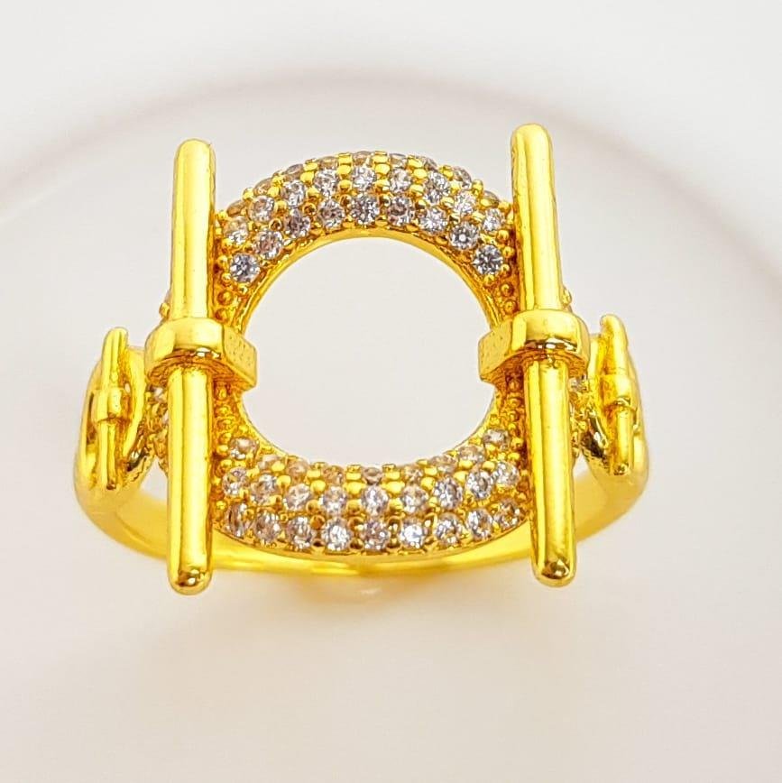 ANEL ARO EM CÍRCULO CRAVEJADO LATERAL 2 FILETES LISOS | BANHADO EM OURO 18K 