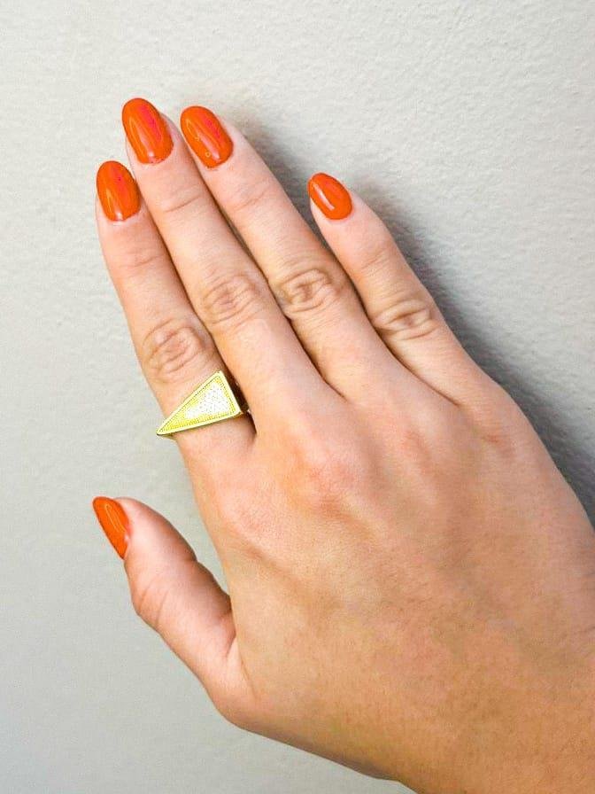 ANEL ARO EM TRIÂNGULO BASE LISA MEIO CRAVEJADO | BANHADO EM OURO 18K 