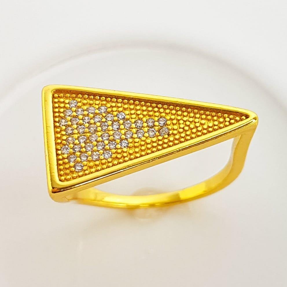 ANEL ARO EM TRIÂNGULO BASE LISA MEIO CRAVEJADO | BANHADO EM OURO 18K 