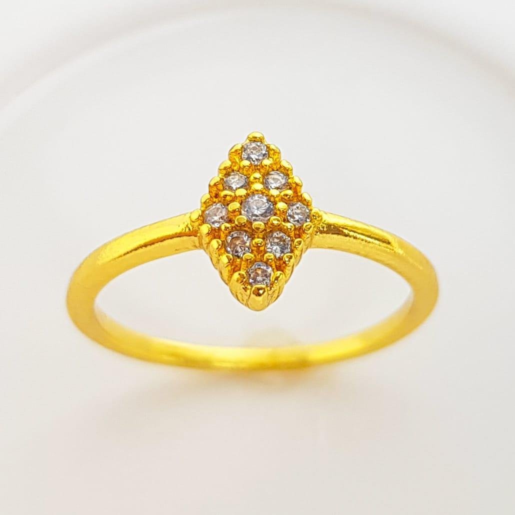 ANEL ARO LISO ENTREMEIO LOSANGO CRAVEJADO | BANHADO EM OURO 18K 