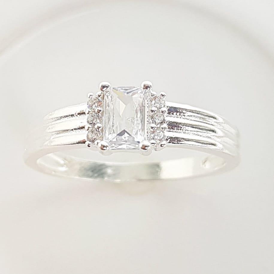 ANEL SOLITÁRIO FILETES LISOS ZIRCÔNIA 4 GARRINHAS REDOR CRAVEJADO| BANHO DE PRATA