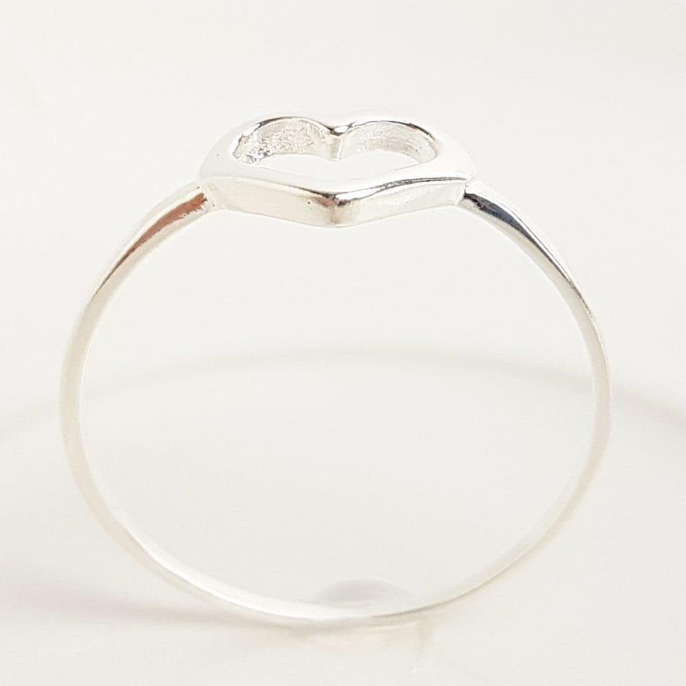 ANEL ARO LISO CORAÇÃO VAZADO AO MEIO | BANHO DE PRATA 