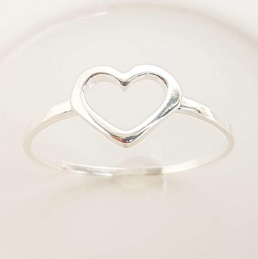 ANEL ARO LISO CORAÇÃO VAZADO AO MEIO | BANHO DE PRATA 