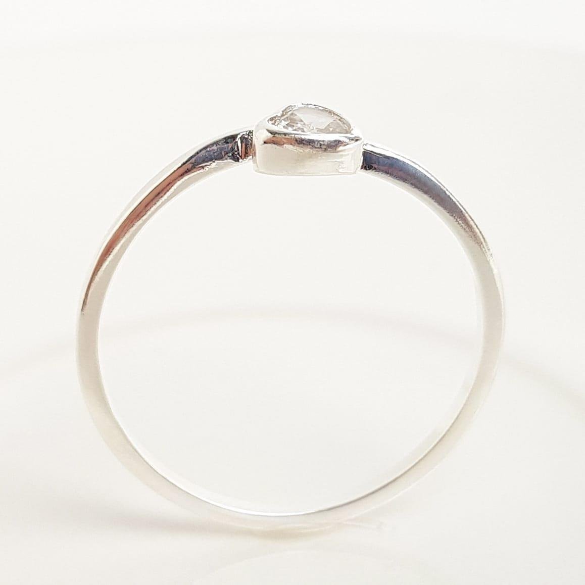 ANEL SOLITÁRIO ARO ENTRELAÇADO CORAÇÃO CRISTAL AO MEIO | BANHO DE PRATA 