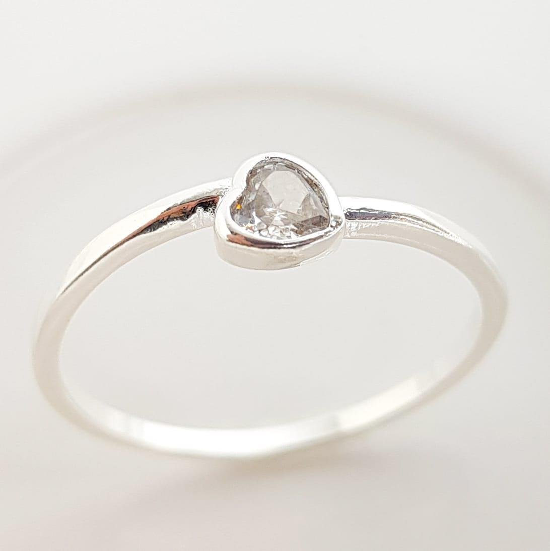 ANEL SOLITÁRIO ARO ENTRELAÇADO CORAÇÃO CRISTAL AO MEIO | BANHO DE PRATA 