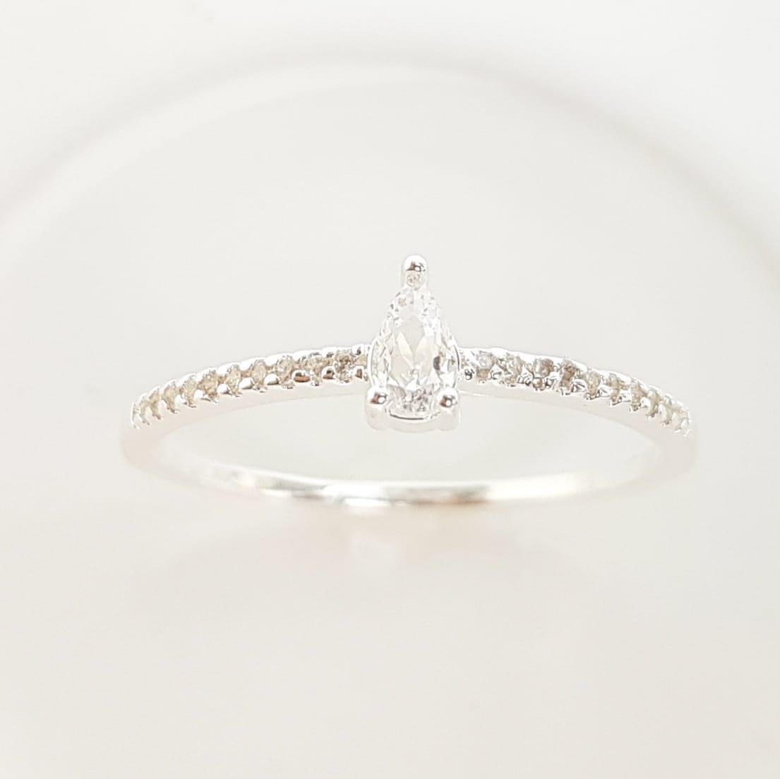 ANEL SOLITÁRIO ARO CRAVEJADO GOTA CRISTAL AO MEIO | BANHO DE PRATA 