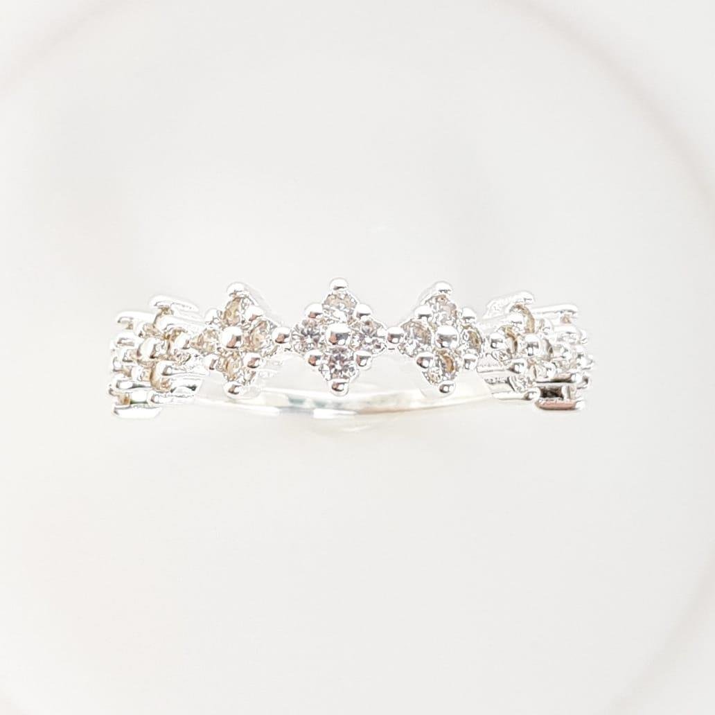 ANEL ARO LISO FRENTE 7 FLORES EM ZIRCÔNIA CRISTAL| BANHO DE PRATA 