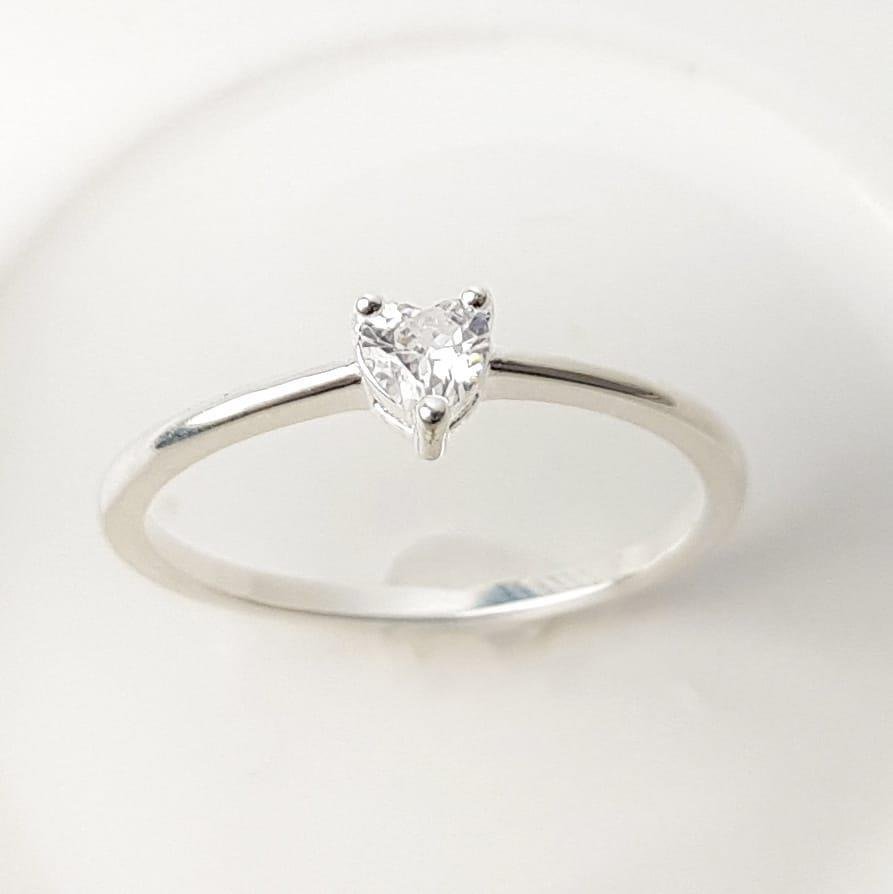 ANEL SOLITÁRIO ARO LISO CORAÇÃO CRISTAL| BANHO DE PRATA 