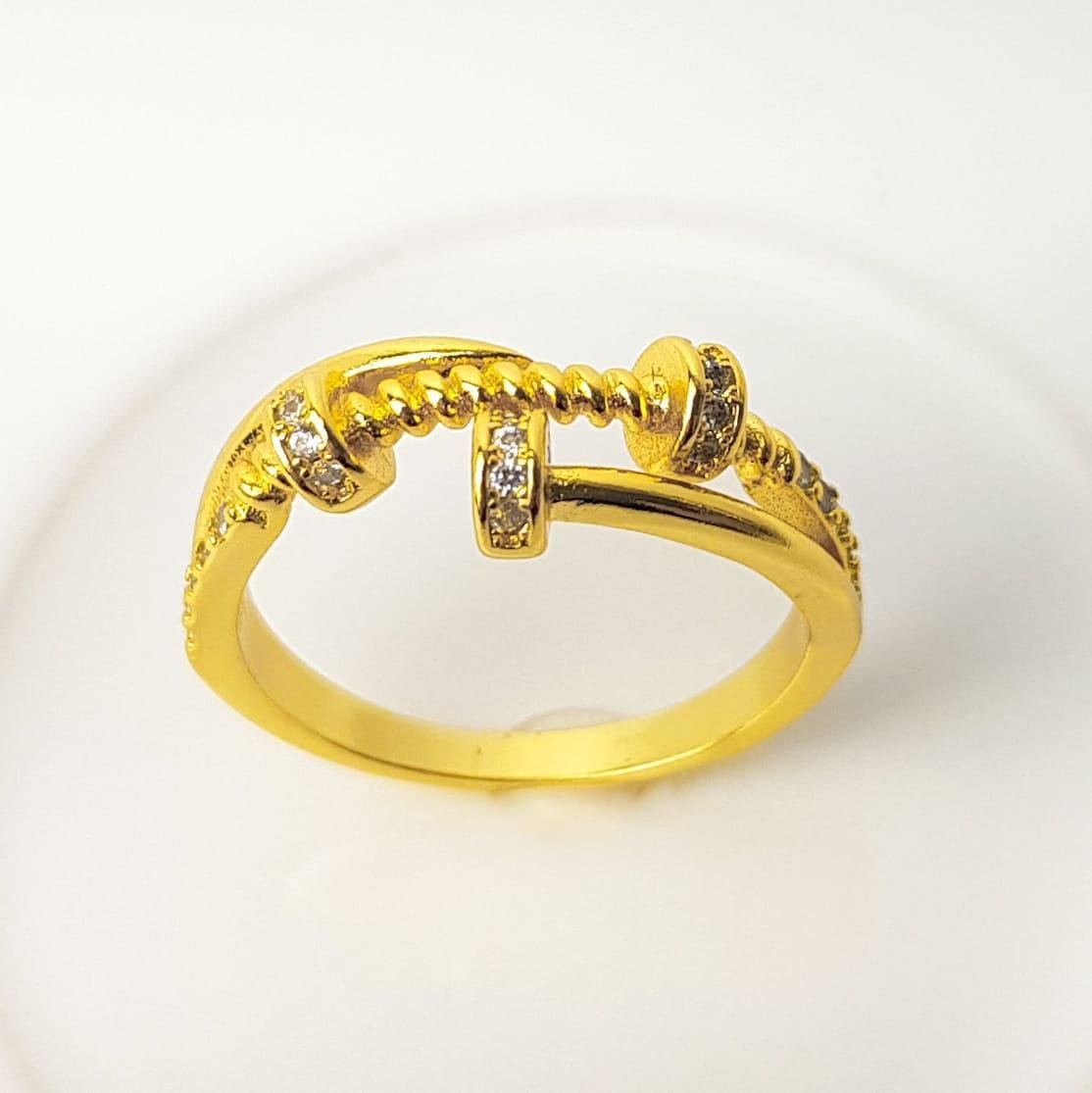 ANEL INSPIRAÇÃO CARTIER ENTREMEIO ARO TORCIDO/CRAVEJADO | BANHADO EM OURO 18K 