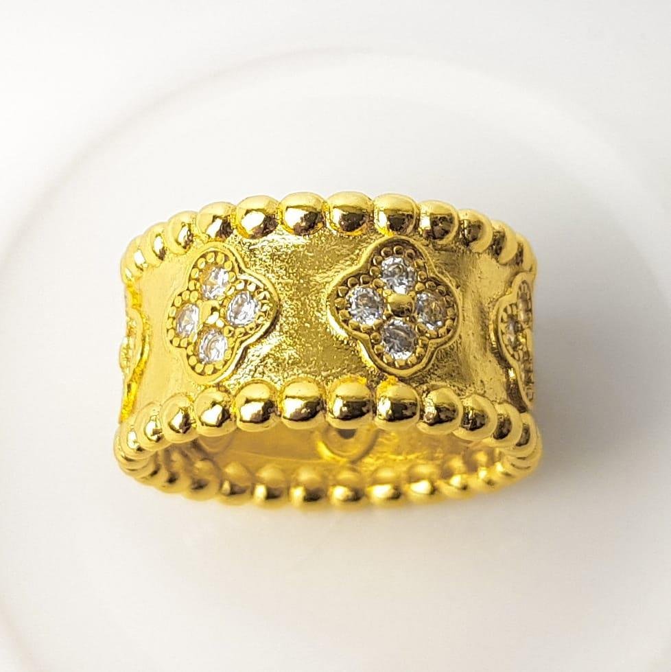 ANEL ARO LISO REDOR PONTILHADO ENTREMEIO TREVOS CRISTAIS | BANHADO EM OURO 18K 