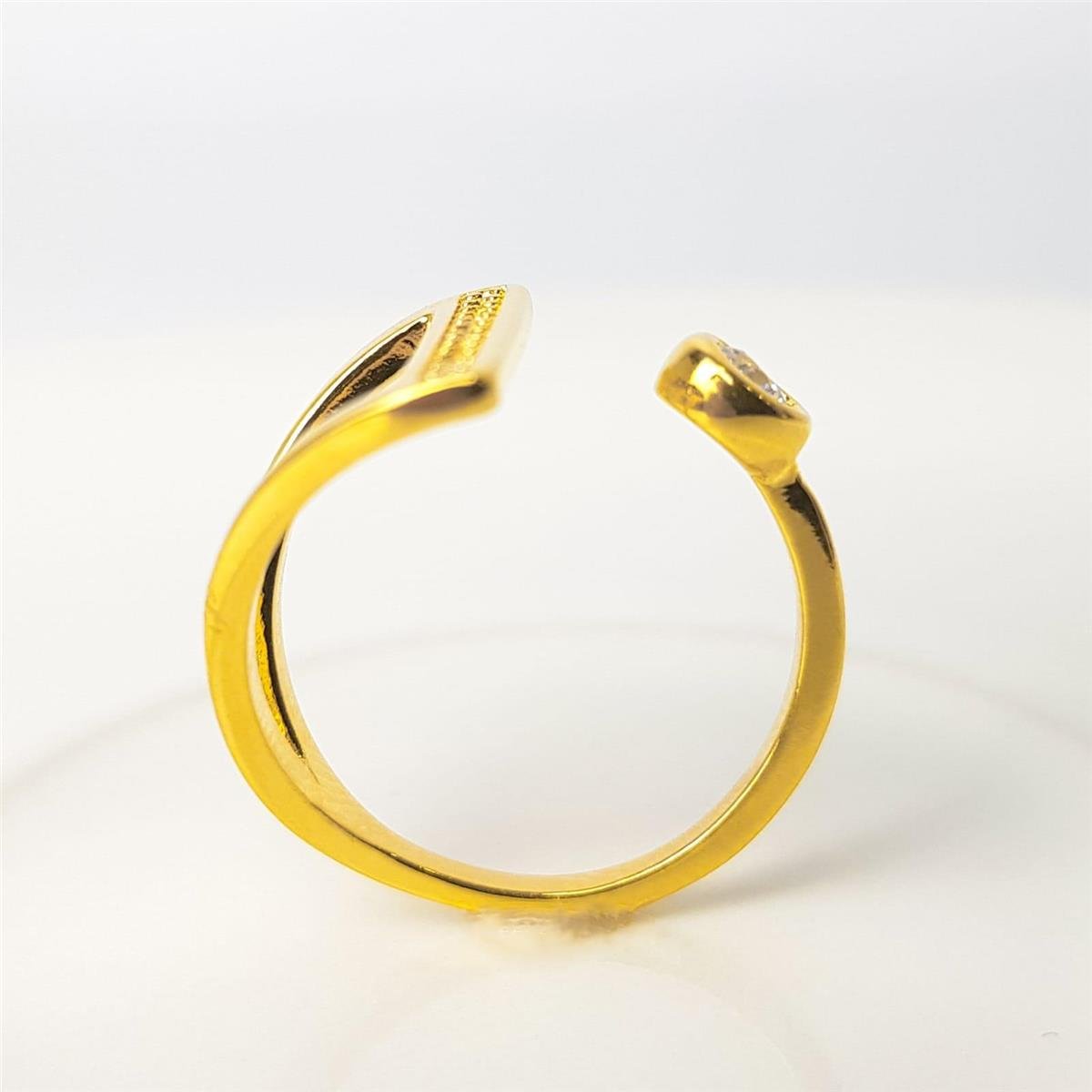 ANEL REGULÁVEL TRIÂNGULO VAZADO COM FILETE CRAVEJADO PONTO DE LUZ 