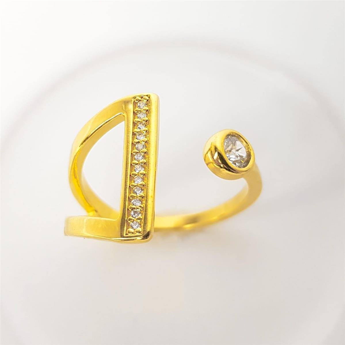 ANEL REGULÁVEL TRIÂNGULO VAZADO COM FILETE CRAVEJADO PONTO DE LUZ 