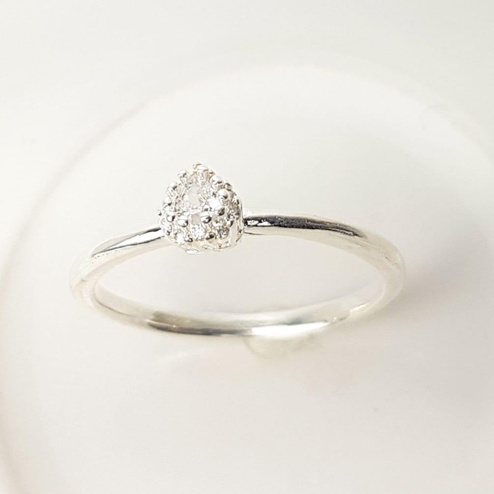 ANEL ARO LISO CORAÇÃO CRISTAL REDOR CRAVEJADO | BANHO DE PRATA 