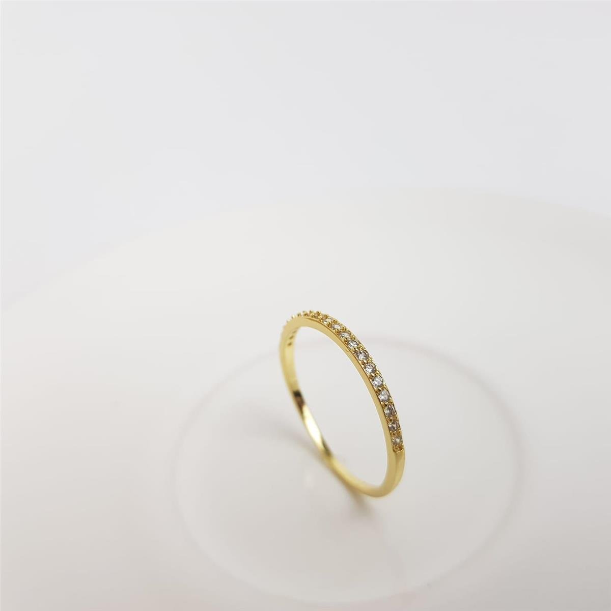 ANEL MEIA ALIANÇA FILETE CRAVEJADO 2MM | BANHADO A OURO 18K