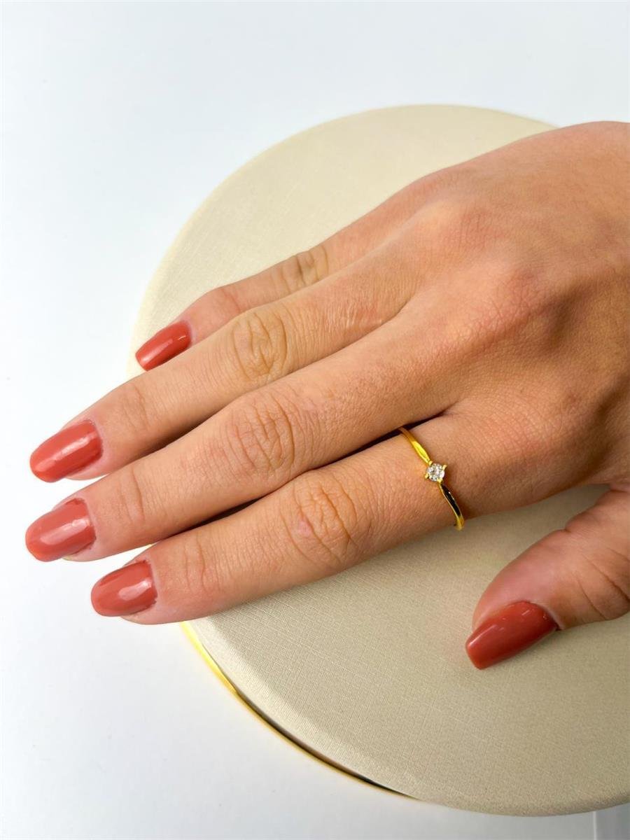 ANEL SOLITARIO ARO LISO ZIRCÔNIA QUADRADA 4 GARRINHAS | BANHADO EM OURO 18K