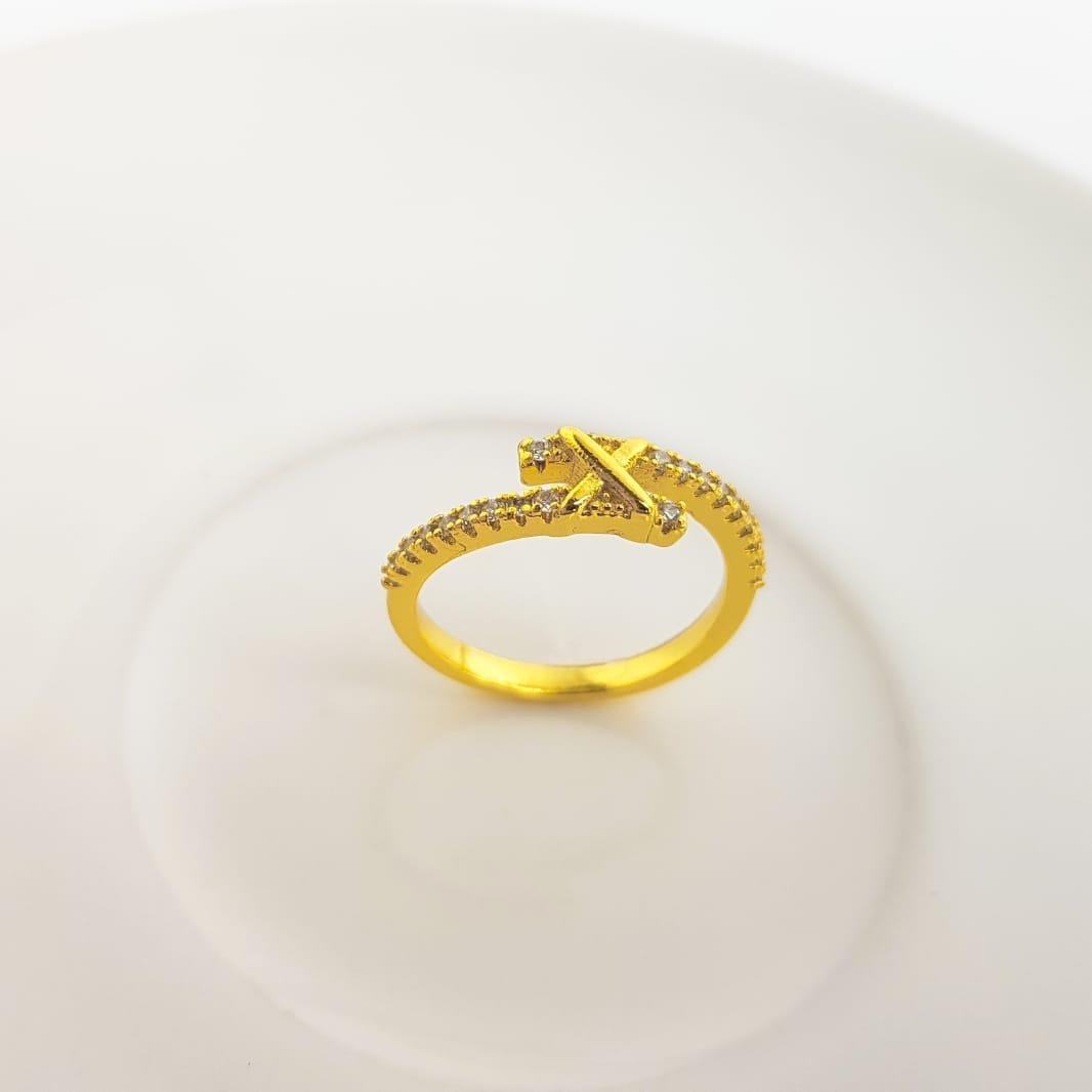 ANEL ARO ENTRELACADO CRAVEJADO X AO MEIO | BANHADO EM OURO 18K