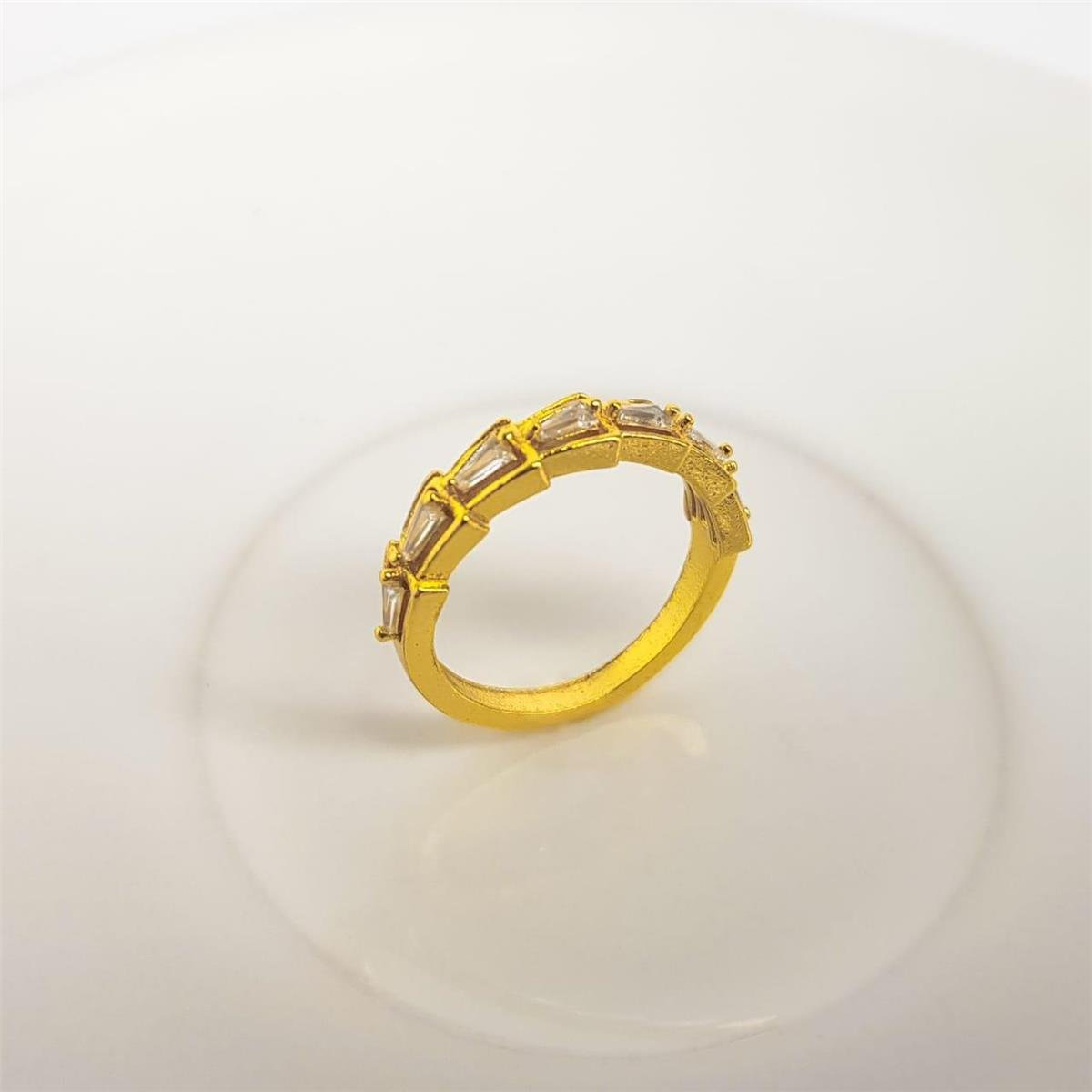 ANEL ARO EM TRIÂNGULO LISO VERSO CRISTAL | BANHADO EM OURO 18K