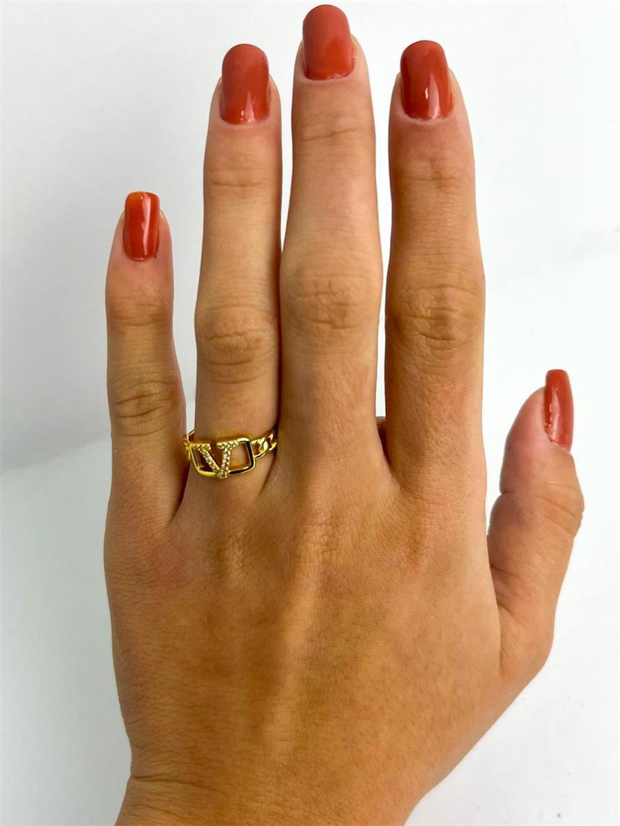 ANEL ARO TRANÇADO CENTRO EM ´V` CRAVEJADO | BANHADO EM OURO 18K