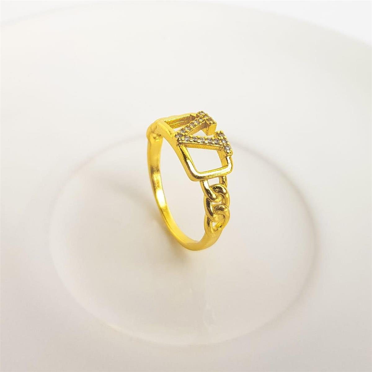 ANEL ARO TRANÇADO CENTRO EM ´V` CRAVEJADO | BANHADO EM OURO 18K