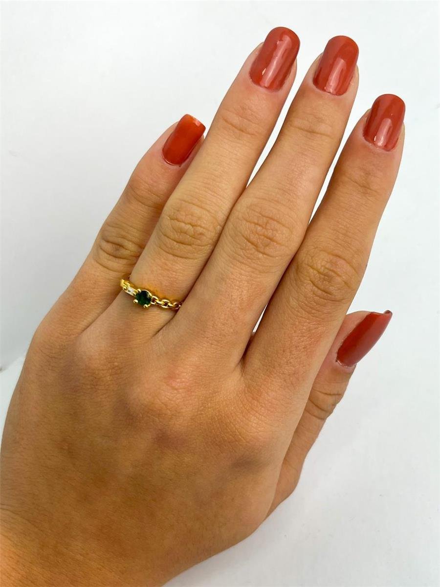 ANEL COM ZIRCÔNIA VERDE-BAGUETE CRISTAL-FILETE CRAVEJADO E MEIO TRANCADO | BANHADO EM OURO 18K
