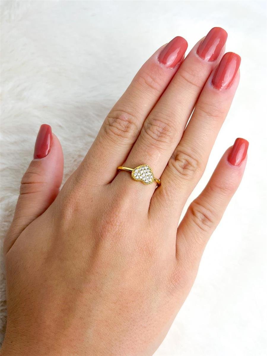 ANEL LISO COM CORAÇÃO CRAVEJADO EM CRISTAL NO CENTRO | BANHADO EM OURO 18K