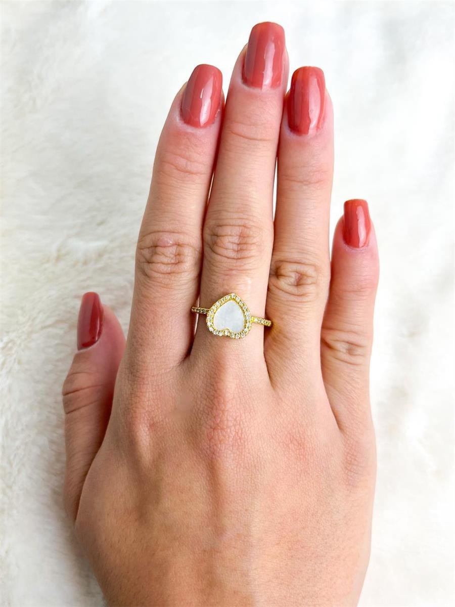 ANEL CORAÇÃO MADRIPÉROLA BRANCA E CRAVEJAO AO REDOR/ CRAVEJAO NAS LATERAIS | BANHADO EM OURO 18K