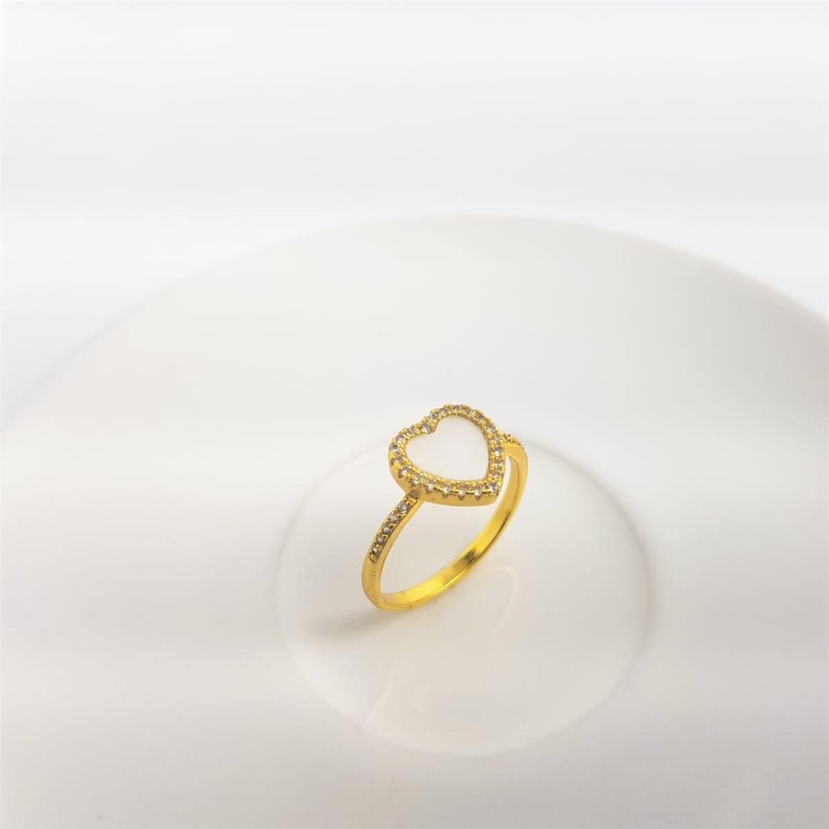 ANEL CORAÇÃO MADRIPÉROLA BRANCA E CRAVEJAO AO REDOR/ CRAVEJAO NAS LATERAIS | BANHADO EM OURO 18K