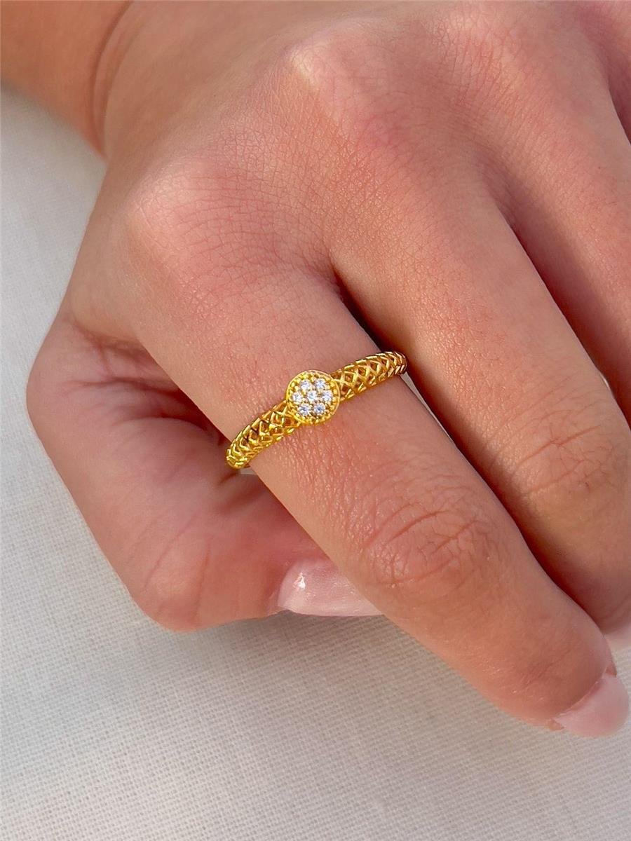 ANEL ARO VAZADO LISO CENTRO CRAVEJADO FLOR EM ZIRCÔNIA | BANHADO EM OURO 18K