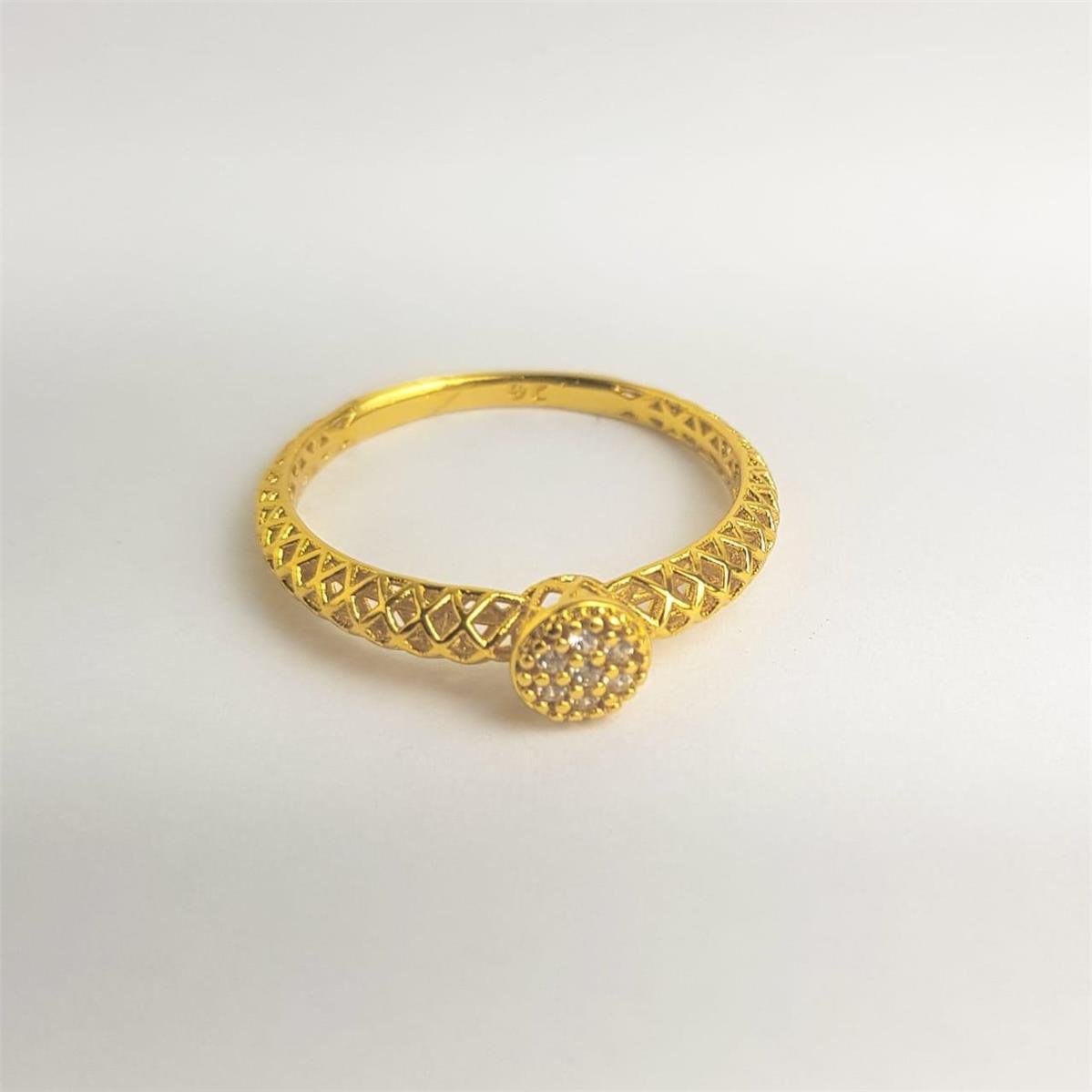 ANEL ARO VAZADO LISO CENTRO CRAVEJADO FLOR EM ZIRCÔNIA | BANHADO EM OURO 18K