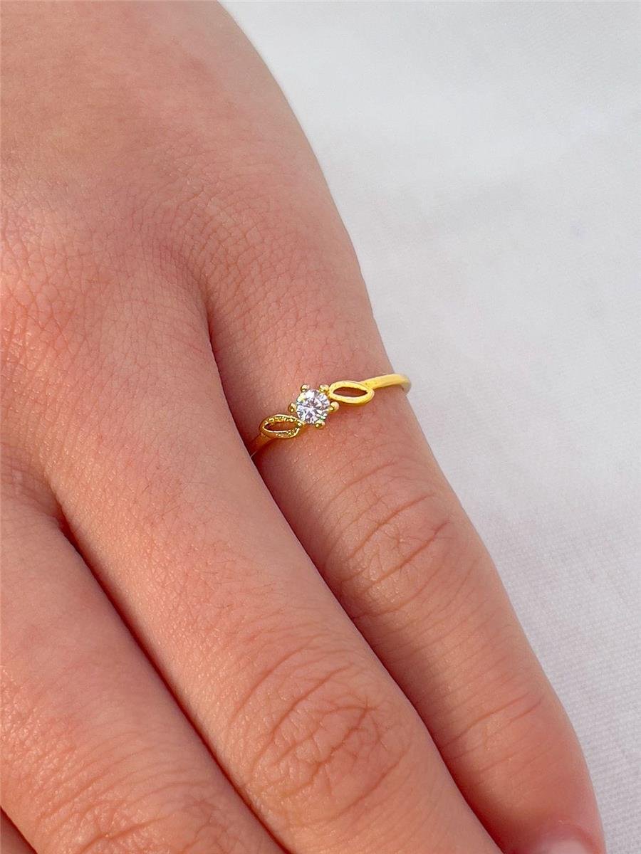 ANEL SOLITÁRIO CENTRO ZIRCÔNIA CRISTAL LATERAIS ARO LISO VAZADO | BANHADO EM OURO 18K