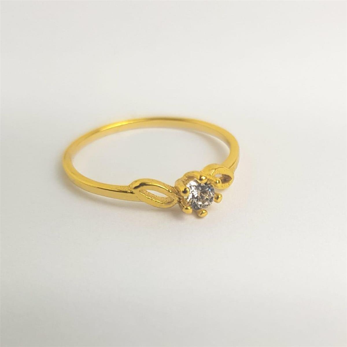 ANEL SOLITÁRIO CENTRO ZIRCÔNIA CRISTAL LATERAIS ARO LISO VAZADO | BANHADO EM OURO 18K