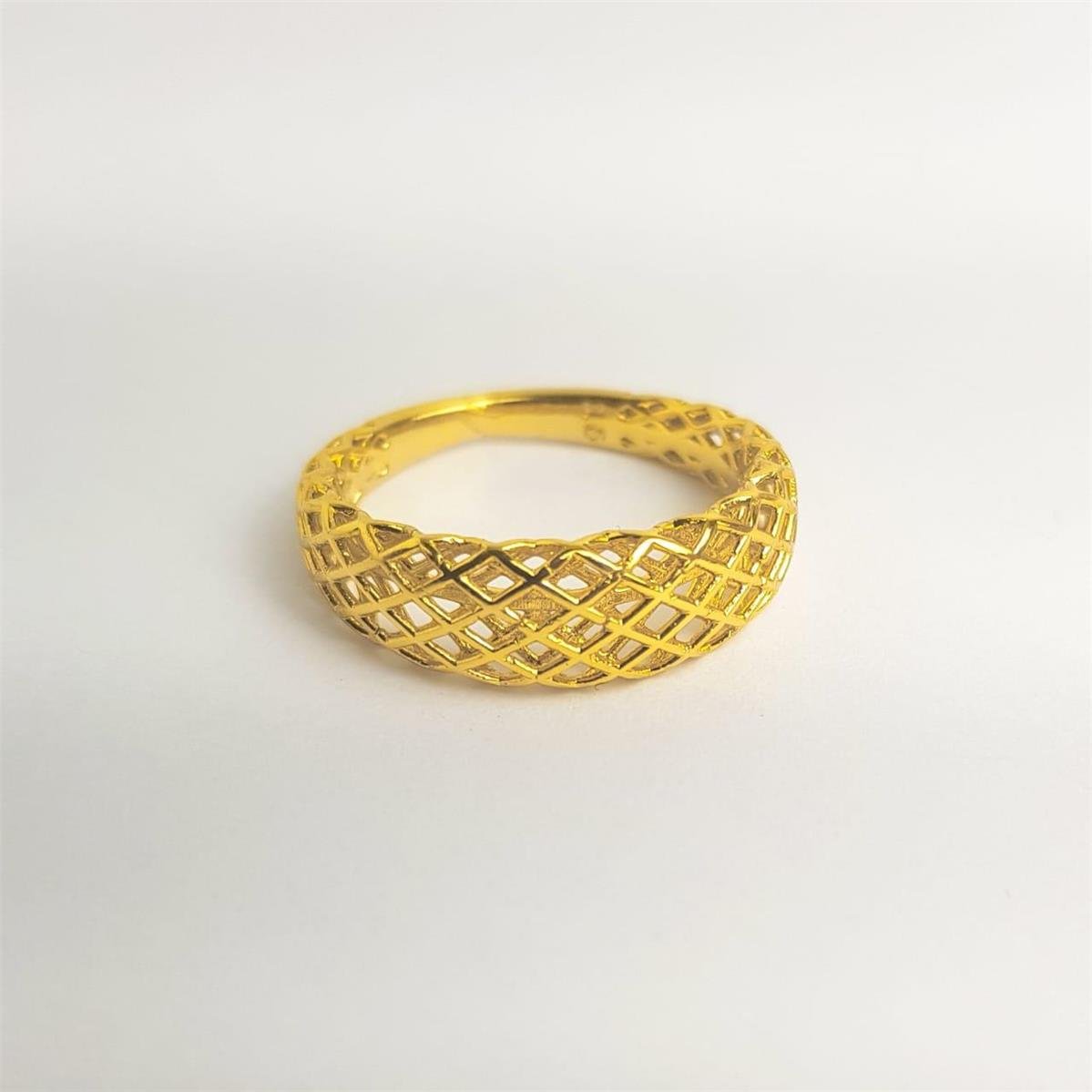 ANEL ARO LISO FRENTE GRADE VAZADO 7MM | BANHADO EM OURO 18K