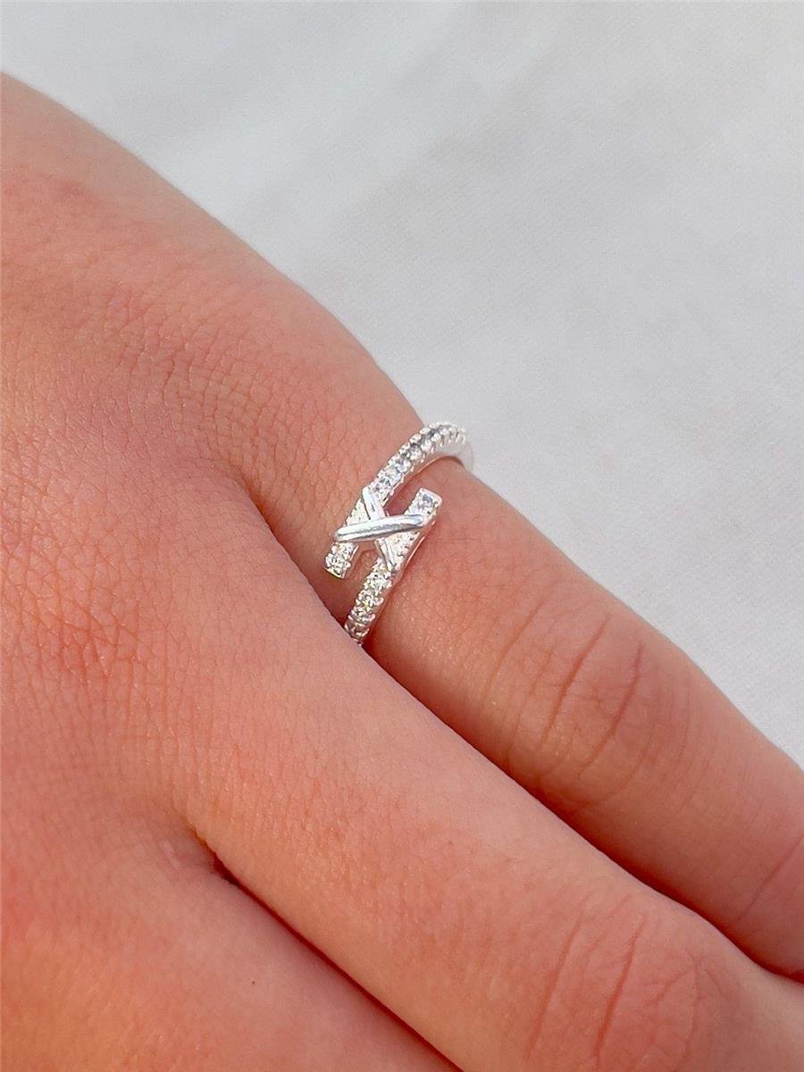 ANEL ARO LISO ENTRELAÇADO FRENTE CRAVEJADA COM `X` AO CENTRO | BANHO DE PRATA 