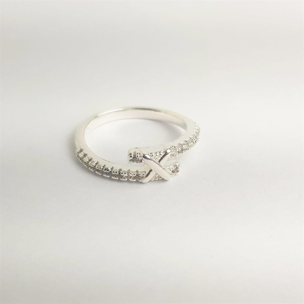 ANEL ARO LISO ENTRELAÇADO FRENTE CRAVEJADA COM `X` AO CENTRO | BANHO DE PRATA 